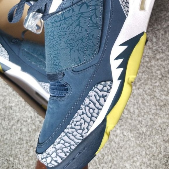 **SOLD** Nike Jordan Son of Mars w/ T-Shirt - Picture 4 of 5